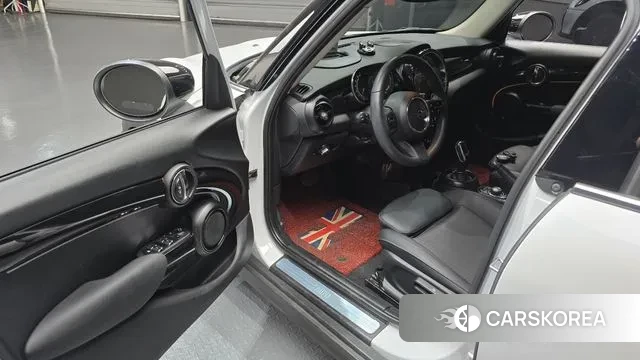 Mini Cooper 2024 Белый из Кореи, фото 2