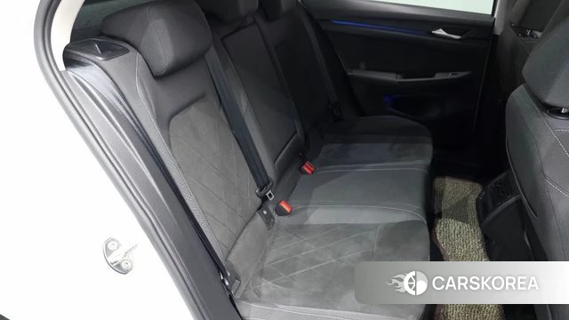 Volkswagen Golf 8th Generation 2023 Белый из Кореи, фото 2