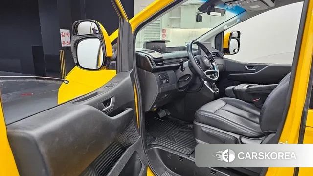 Hyundai Staria 2023 Желтый из Кореи, фото 2