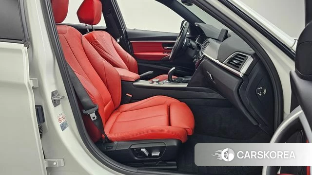 BMW 3 Series (F30) 2018 Белый из Кореи, фото 2