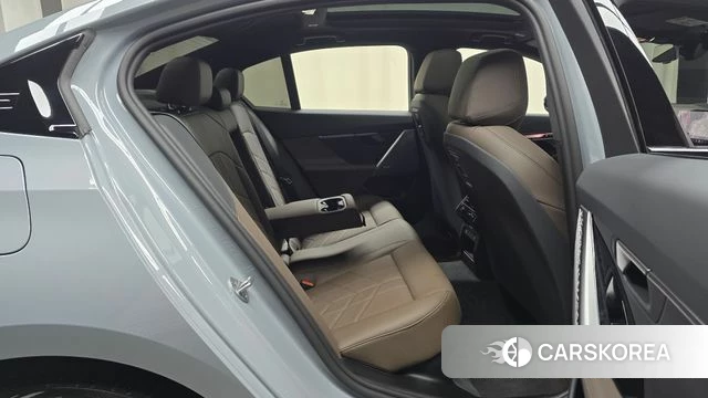 BMW 5 Series (G60) 2026 Светло-серебряный цвет из Кореи, фото 2
