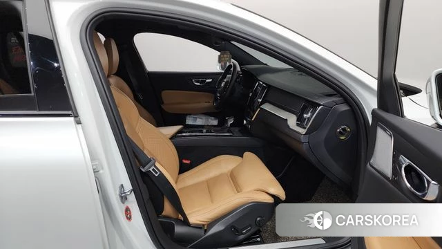 Volvo V60 Cross-Country 2nd Generation 2020 Белый из Кореи, фото 2