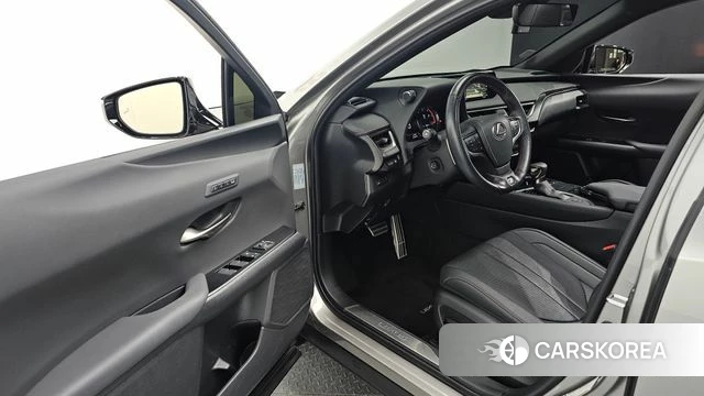 Lexus UX250h 2021 Серебристо-серый из Кореи, фото 2