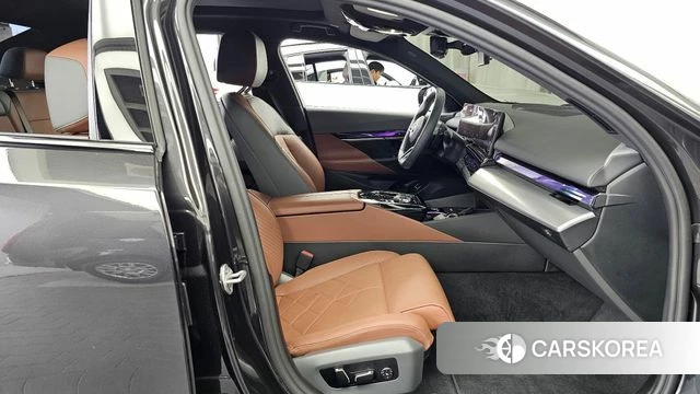 BMW 5 Series (G60) 2025 Серый из Кореи, фото 2