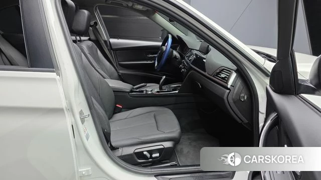 BMW 3 Series (F30) 2018 Белый из Кореи, фото 2