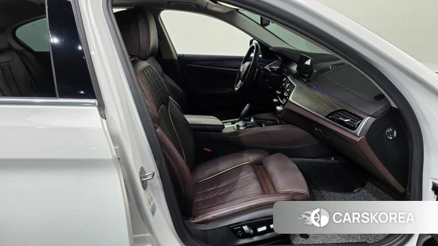 BMW 5 Series (G30) 2019 Белый из Кореи, фото 2