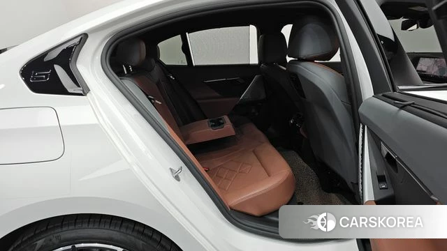 BMW 5 Series (G60) 2025 Белый из Кореи, фото 2
