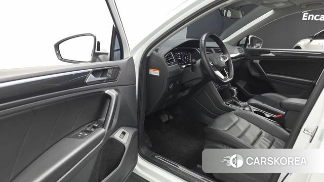 Volkswagen Tiguan second Generation 2023 Белый из Кореи, фото 2