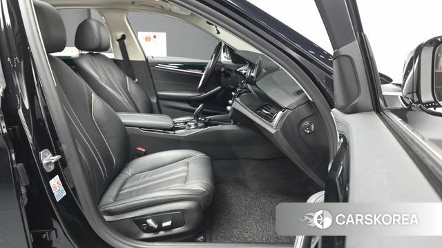 BMW 5 Series (G30) 2018 Черный из Кореи, фото 2