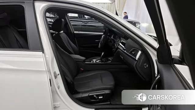 BMW 3 Series (F30) 2018 Белый из Кореи, фото 2