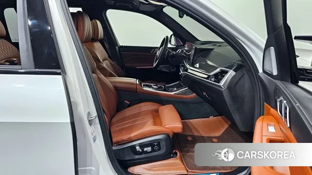 BMW X7 (G07) 2023 Белый из Кореи, фото 2