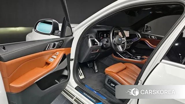 BMW X7 (G07) 2023 Белый из Кореи, фото 2