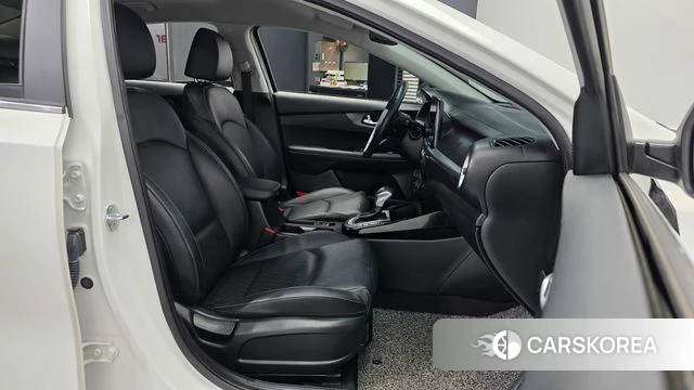 Kia The New K3 2nd generation 2023 Белый из Кореи, фото 2