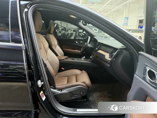 Volvo XC60 2024 Черный из Китая, фото 2