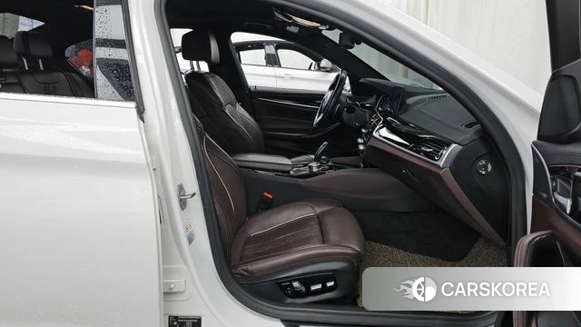 BMW 5 Series (G30) 2018 Белый из Кореи, фото 2