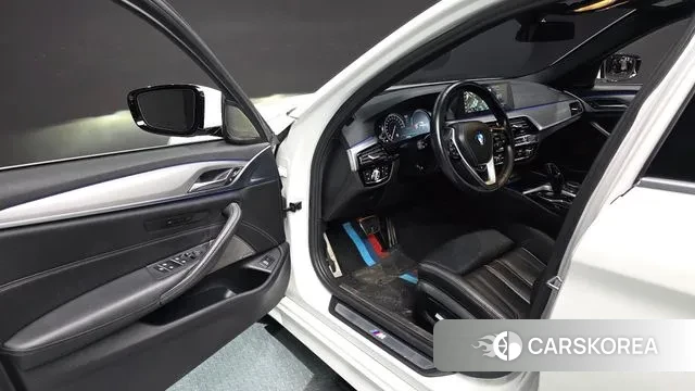 BMW 5 Series (G30) 2018 Белый из Кореи, фото 2