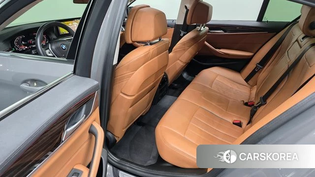 BMW 5 Series (G30) 2021 Серебристо-серый из Кореи, фото 2