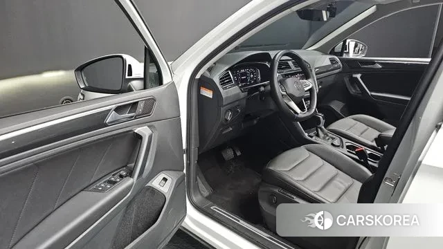 Volkswagen Tiguan second Generation 2022 Белый из Кореи, фото 2