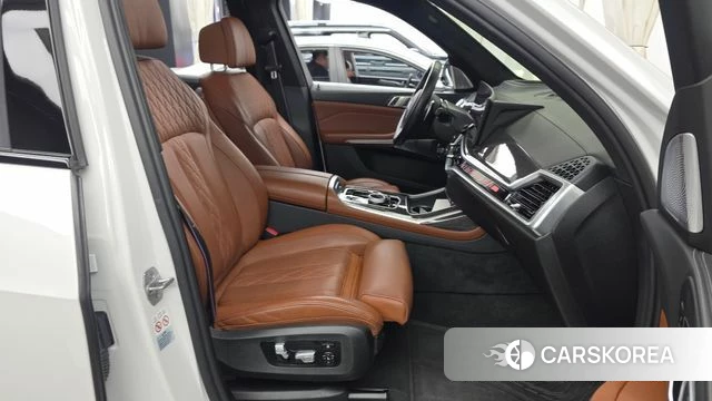 BMW X7 (G07) 2023 Белый из Кореи, фото 2