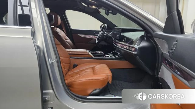 BMW 7 Series (G70) 2025 Песочный из Кореи, фото 2