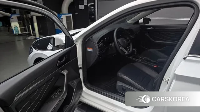 Volkswagen 7th Generation of Jetta 2023 Белый из Кореи, фото 2