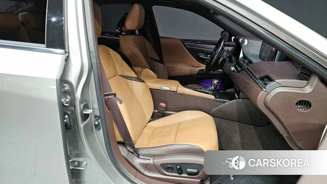 Lexus ES300h 7th generation 2021 Серебристо-серый из Кореи, фото 2
