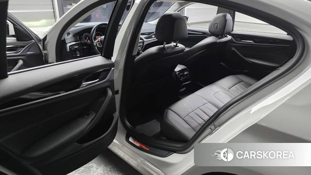 BMW 5 Series (G30) 2019 Белый из Кореи, фото 2