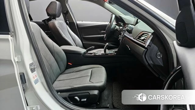 BMW 3 Series (F30) 2018 Белый из Кореи, фото 2