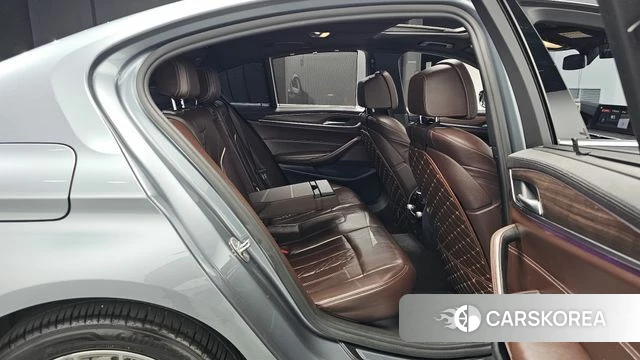 BMW 5 Series (G30) 2018 Серебристо-серый из Кореи, фото 2