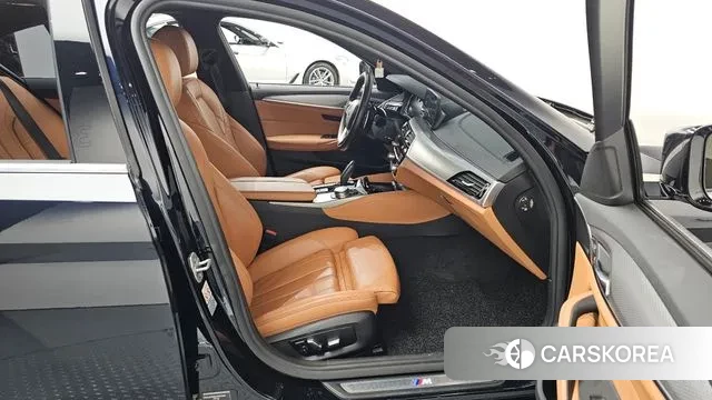 BMW 5 Series (G30) 2018 Черный из Кореи, фото 2