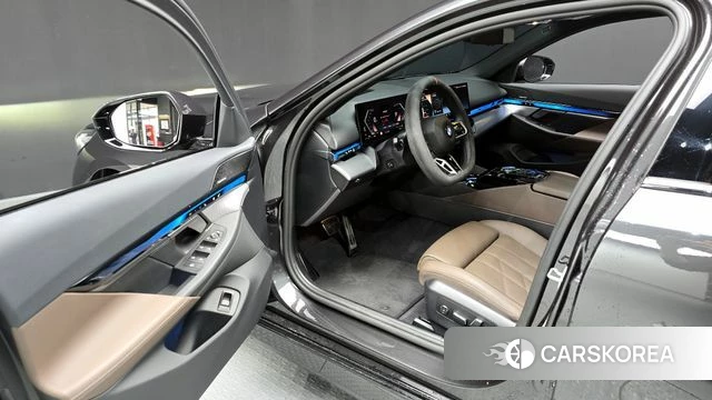 BMW 5 Series (G60) 2025 Серый из Кореи, фото 2