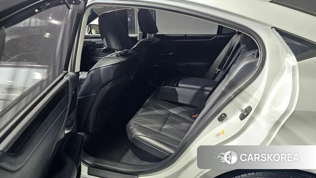 Lexus ES300h 7th generation 2019 Белый из Кореи, фото 2
