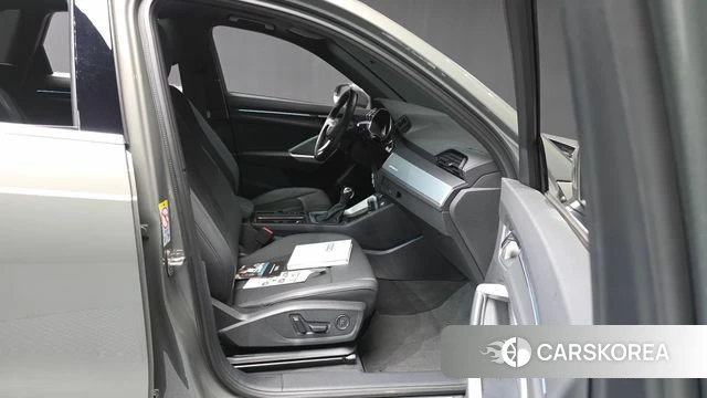 Audi Q3 (F3) 2023 Серый из Кореи, фото 2