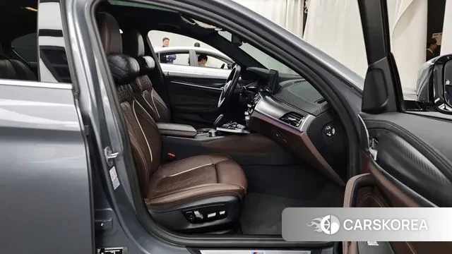 BMW 5 Series (G30) 2023 Серый из Кореи, фото 2