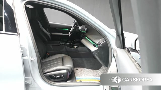 BMW 5 Series (G60) 2025 Светло-серебряный цвет из Кореи, фото 2