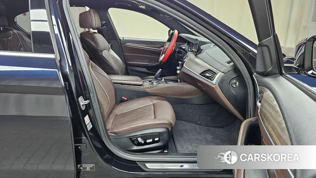 BMW 5 Series (G30) 2018 Черный из Кореи, фото 2