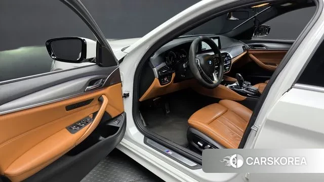 BMW 5 Series (G30) 2018 Белый из Кореи, фото 2