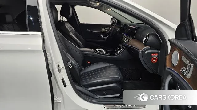 Mercedes-Benz E-Class W213 2018 Белый из Кореи, фото 2