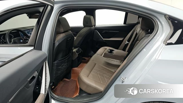 BMW 5 Series (G60) 2025 Серебристо-серый из Кореи, фото 2