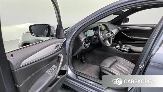 BMW 5 Series (G30) 2018 Серебристо-серый из Кореи, фото 2