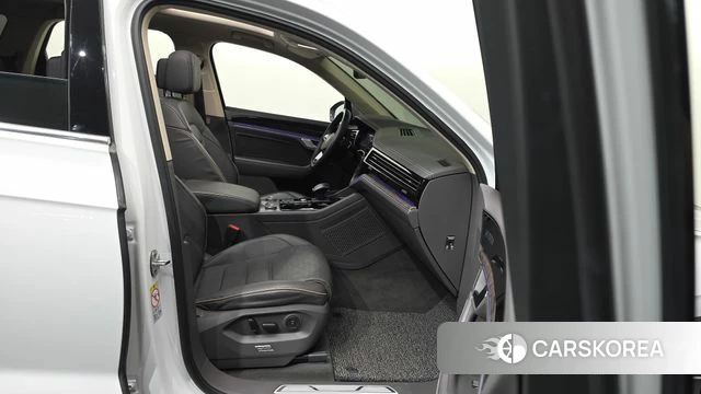 Volkswagen Touareg 3rd generation 2023 Белый из Кореи, фото 2