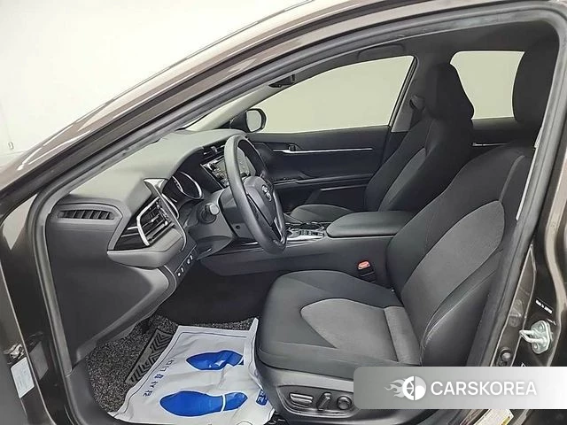 Toyota Camry (XV70) 2021 Песочный из Кореи, фото 2