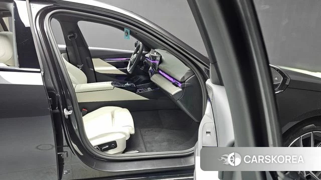 BMW 5 Series (G60) 2025 Серый из Кореи, фото 2