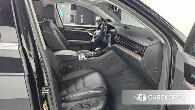 Volkswagen Touareg 3rd generation 2024 Черный из Кореи, фото 2