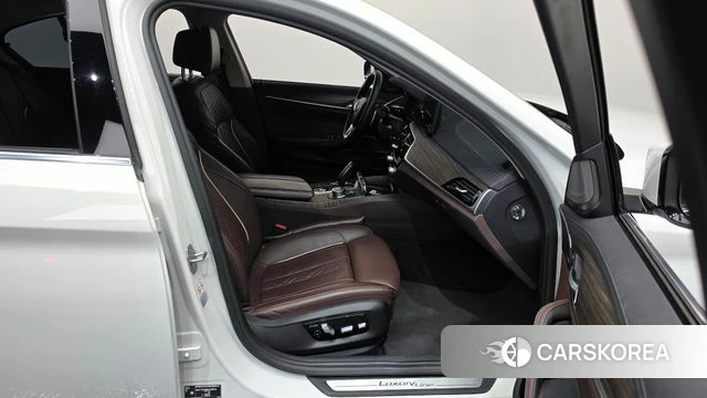 BMW 5 Series (G30) 2022 Белый из Кореи, фото 2