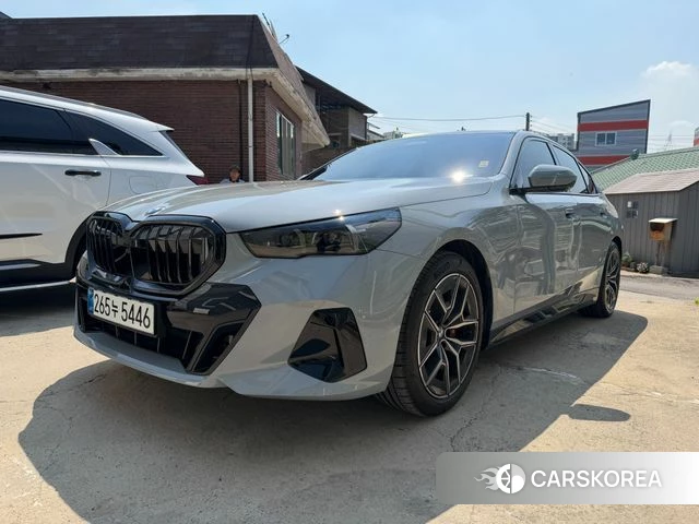 BMW 5 Series (G60) 2025 Серебристо-серый из Кореи, фото 2