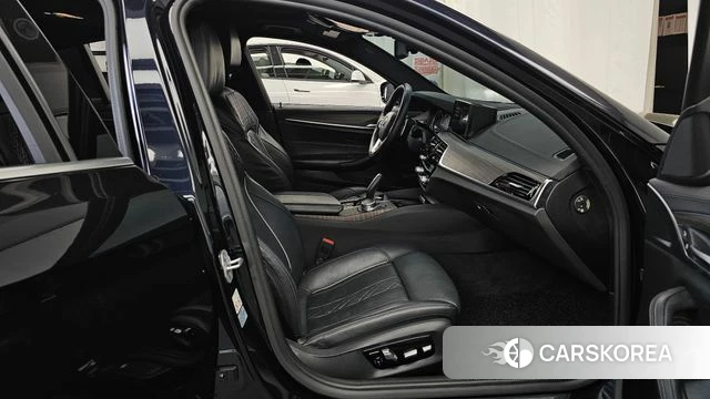 BMW 5 Series (G30) 2018 Черный из Кореи, фото 2