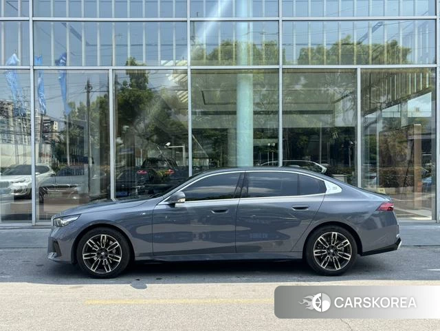 BMW 5 series 2024 Темно-серый из Китая, фото 2