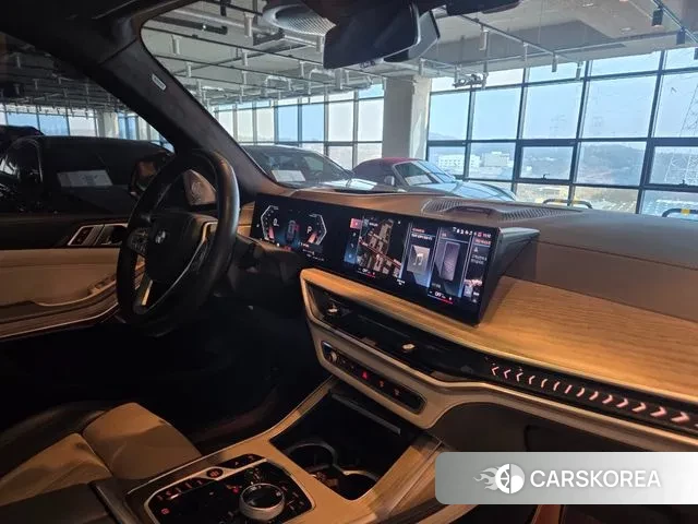 BMW X7 (G07) 2023 Серебристо-серый из Кореи, фото 2