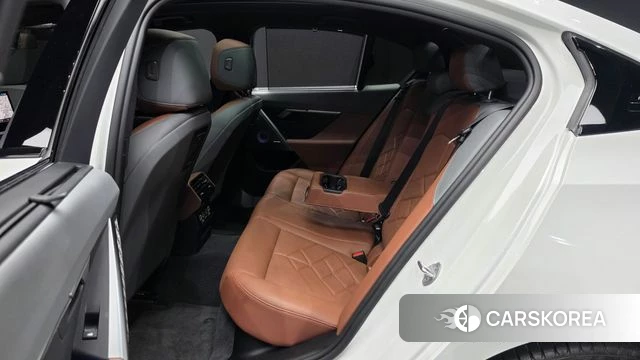 BMW 5 Series (G60) 2024 Белый из Кореи, фото 2